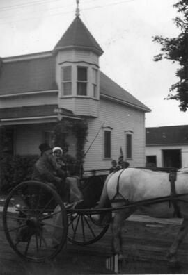 Homme et femme en calèche