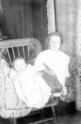 Une jeune fille et un bébé