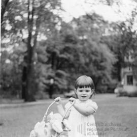 Petite fillette dehors avec une poupée et une peluche