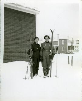 Fleurette et Claudine Vohl avec des skis de fond