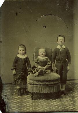 Trois enfants posant