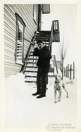 Un homme, un fusil et son chien dalmatien