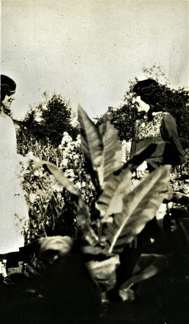 Deux femmes dans un jardin