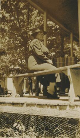 Femme portant un chapeau assise sur un banc
