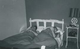 Hommes qui dorment dans un lit