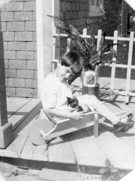 Enfant avec un chat noir et blanc dehors
