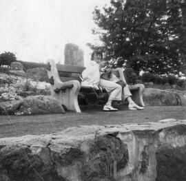 Femme assise sur un banc
