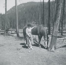 Femme avec un cheval