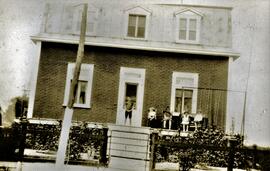Cinq enfants Vohl devant la maison