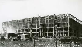 Construction, voitures devant - Saint-Jacques de Montcalm - 15 cm x 9 cm – n&b.