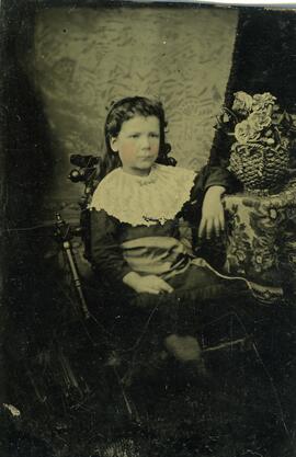 Jeune fille posant assise