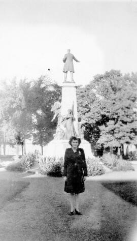 Femme devant une statue