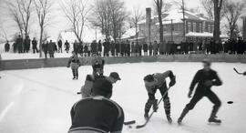 Joueurs d'hockey sur patinoire avec spectateurs