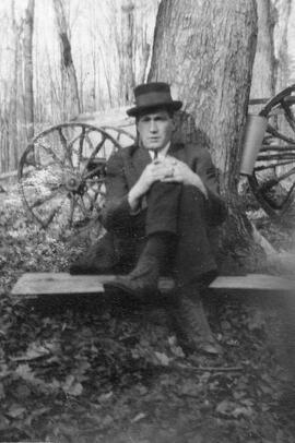 Un homme assis dans les bois