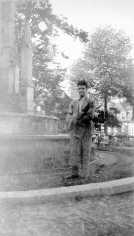 Homme près d’une statue