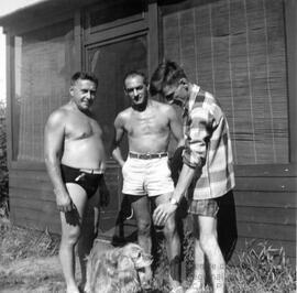 Hermas, Raymond, un autre homme et Zita le chien dehors
