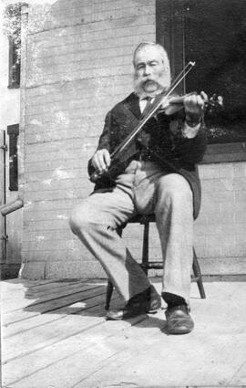 Homme qui joue du violon