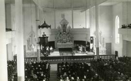 Intérieur de l’église de St-Tite de Champlain – curé en chaire - enfants de choeur - n&b – s.d