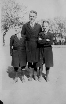 2 écoliers possiblement avec un professeur