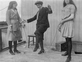 Adolescents qui jousent à la corde à danser