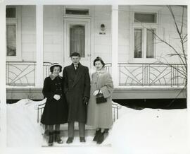 Sylvie, Raynald et Irma Vohl devant la maison de leurs parents