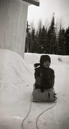 Trudel Élaine sur une traîne dans la cour d'Arthur Vachon