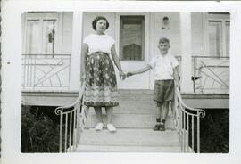 Claudine et Rémy Vohl devant la maison familiale