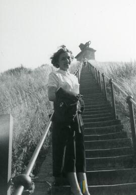 Photo d’une femme dehors dans un grand escalier