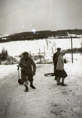 Quatre personnes inconnues avec traîne et traîneau