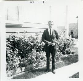 Raynald Vohl devant la maison de ses parents