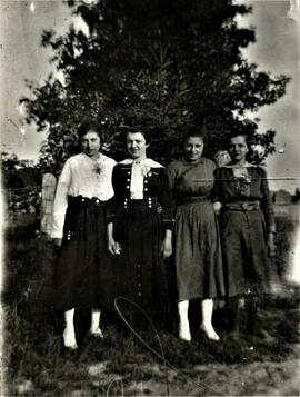 Albertine et Yvonne L'Écuyer avec deux jeunes femmes