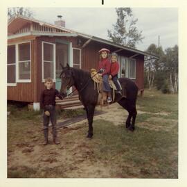 Denis, Johanne et Michel Vohl au chalet de Rolland Vohl
