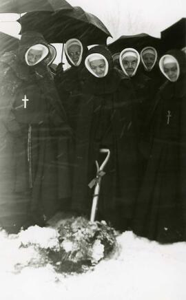8-9 religieuses - pelletée de terre - inauguration ? - 15 cm x 9 cm – n&b.