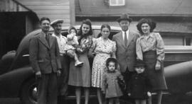 Portrait de famille près d'une voiture