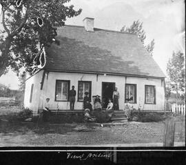 Maison inconnue avec les vieux voisins