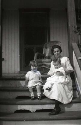 Une femme inconnue avec deux enfants assis dans les marches escalier extérieur