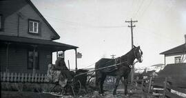 Un homme avec un traîneau à cheval