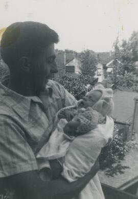 Un homme avec un bébé