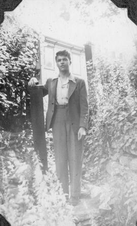 Un homme dehors dans un jardin