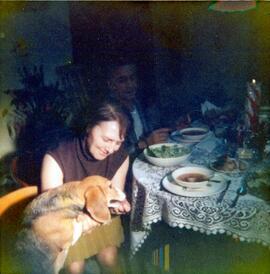Une femme donnant de la nourriture à un chien