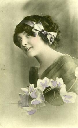 Carte postale reçue par Yvonne L’Écuyer de son amie Eugénie – Image d’une jeune femme