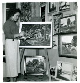 Femme inconnu près de tableaux artistiques - « avant son départ chez les religieuses »