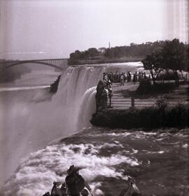 Chutes Niagara avec le Rainbow Bridge
