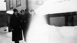 Quatre personnes à l'extérieur