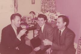 Adultes devant un sapin