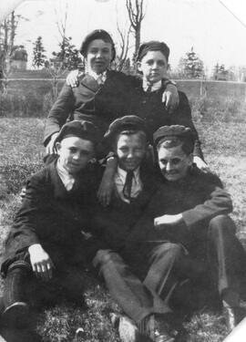 Photo de cinq garçons dehors