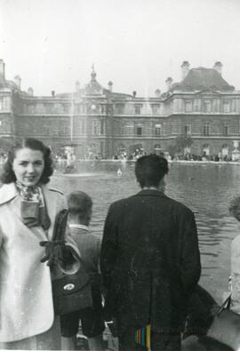 Femme devant le palais du Luxembourg