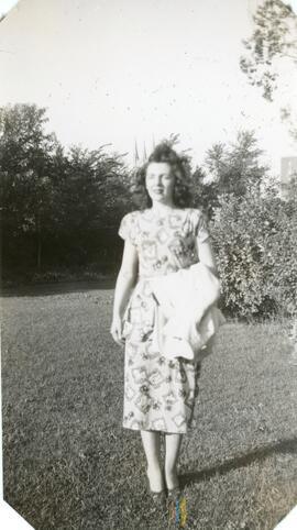 Portrait d’une femme dehors tenant son manteau