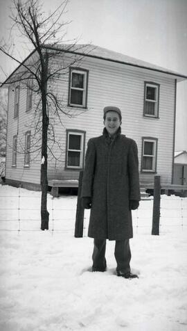 Vachon Joseph en hiver debout devant la maison d'Arthur Vachon