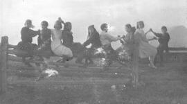 Plusieurs enfants a l'extérieur